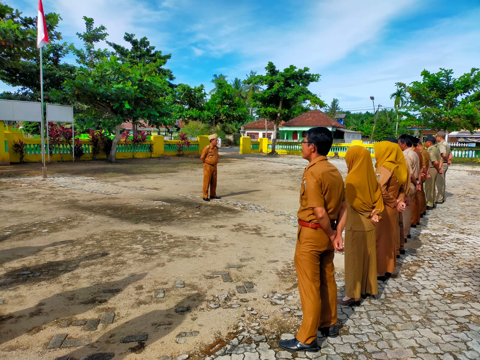 Apel Pagi di Pimpin Langsung Oleh Camat Bandar Surabaya Bpk Drs. MUHAMMAD ALMISAN, M.M Yang juga di hadiri Oleh Pendamping PKH Kecamatan Bandar Surabaya